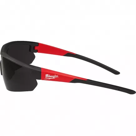 Lunettes de sécurité teinté UV MILWAUKEE anti-buée & anti-rayure - confort, léger et EN166